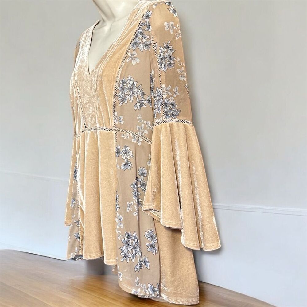 POL Beige Velvet Blue Sheer Floral Blouse Deep V-Neck Long Bell Sleeve Blouse - Picture 2 of 9